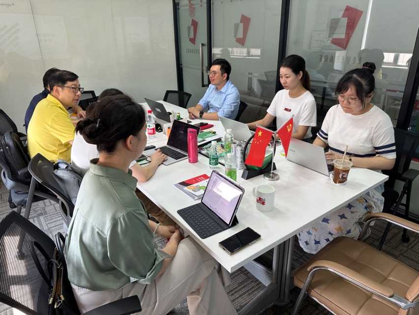 上海市标准化创新中心（物流）负责人郝教授一行到访Leverage